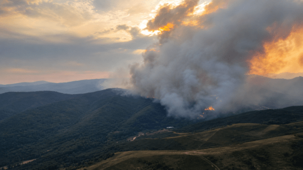 Vista aérea del incendio forestal en Valdelaloba con humo y llamas