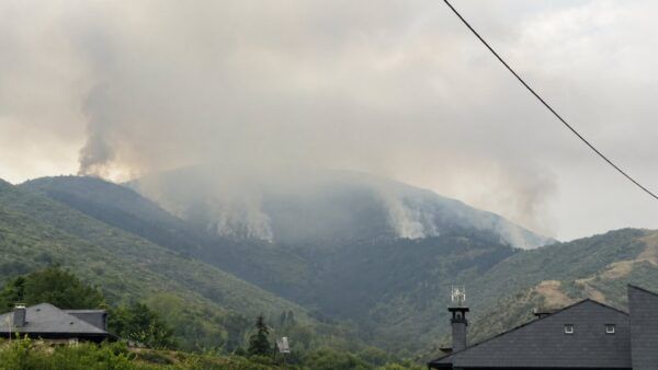 Vista del incendio forestal en Villanueva de Valdueza con humo en las montañas.