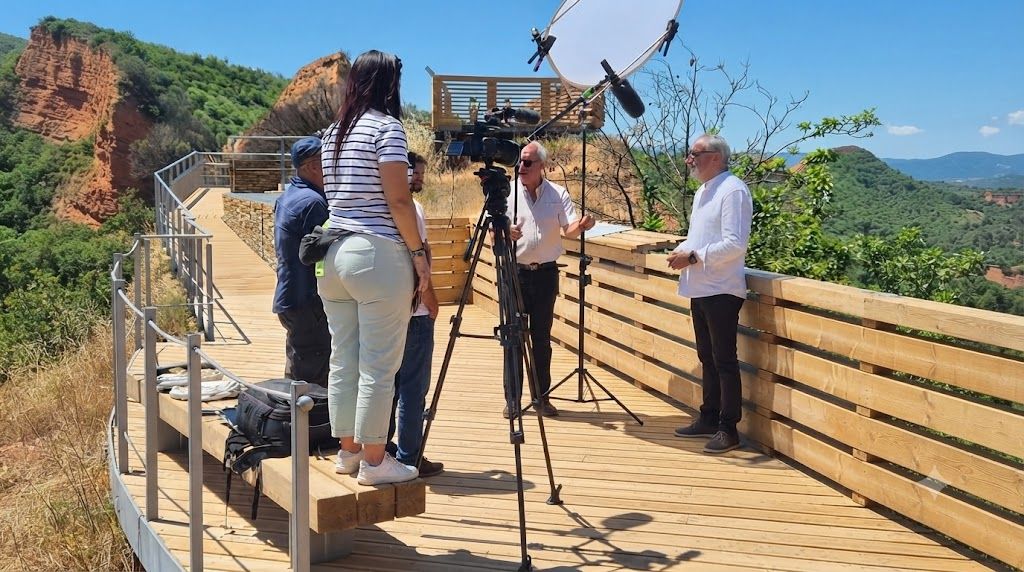 Equipo de Informe Semanal grabando en Las Médulas tras incendio