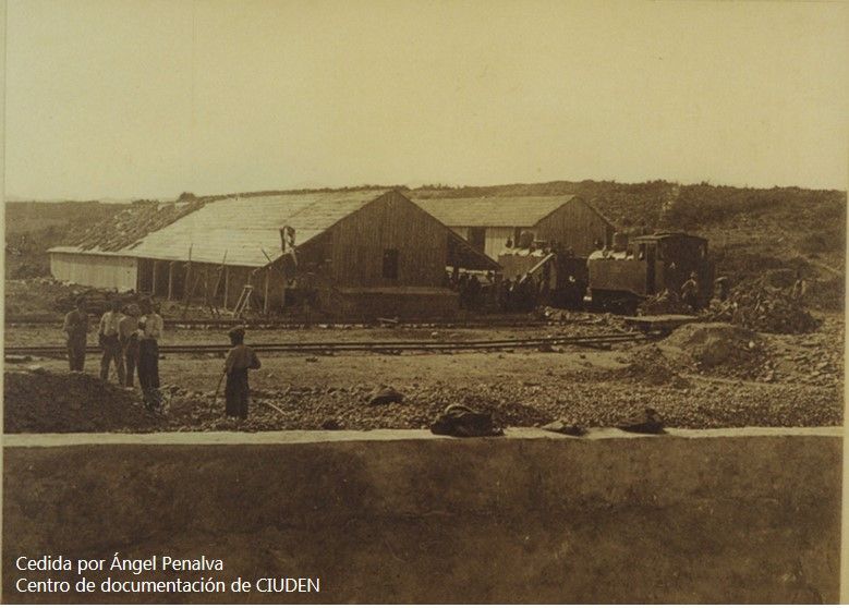 Construcción del ferrocarril Ponfeblino en 1918 con trabajadores y maquinaria