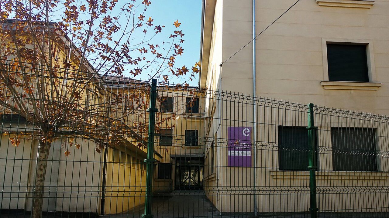Edificio del Instituto de Puente de Domingo Flórez con árboles en primer plano.