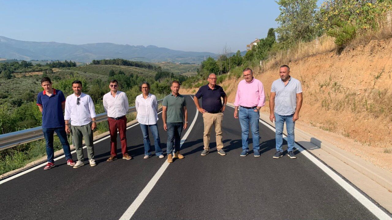 Grupo de personas en una carretera recién mejorada en León