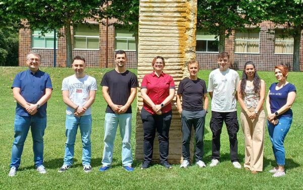 Grupo de investigadores de la Universidad de León en un entorno natural