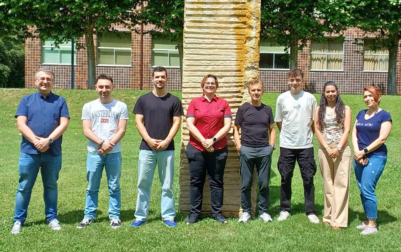Grupo de investigadores de la Universidad de León en un entorno natural
