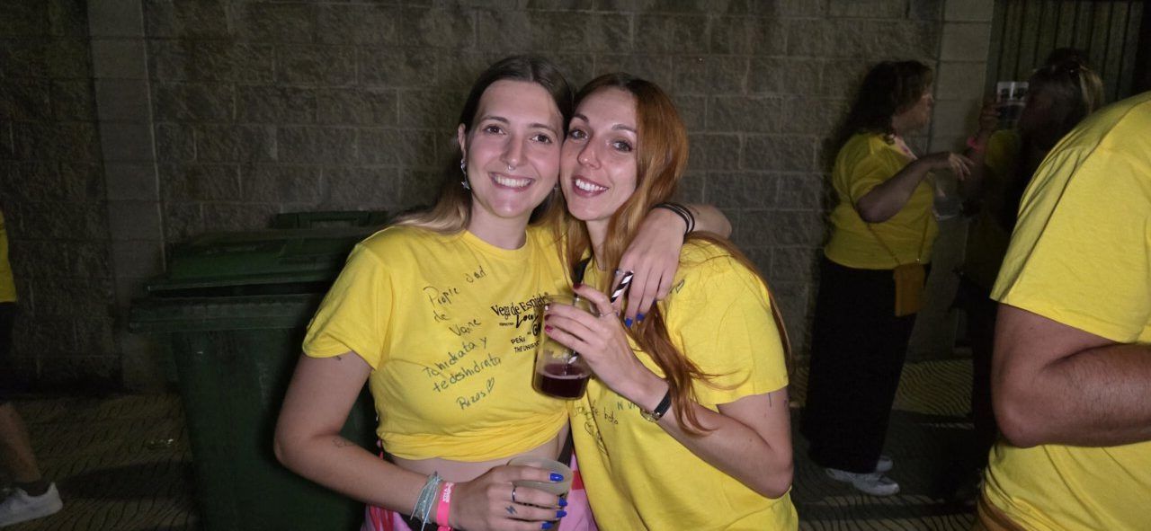 Dos mujeres sonriendo en la IV Quedada de Peñas con camisetas amarillas