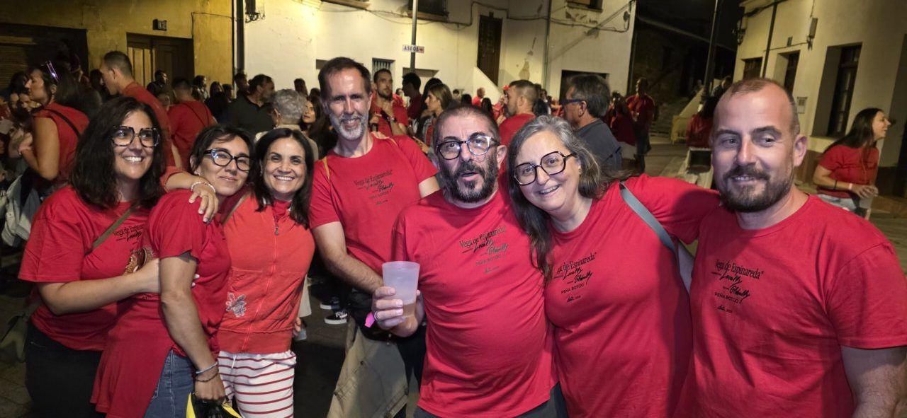 Grupo de personas celebrando en la IV Quedada de Peñas en Vega de Espinareda