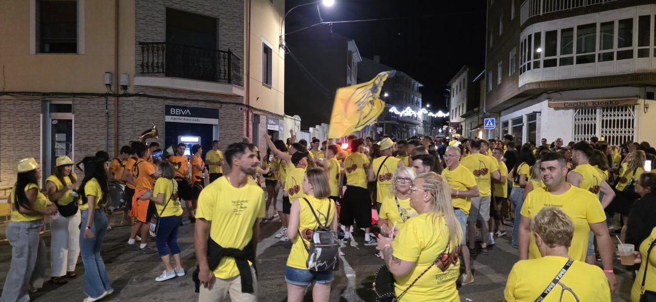 Participantes en la IV Quedada de Peñas en Vega de Espinareda con camisetas amarillas