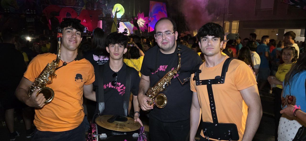 Cuatro jóvenes músicos en la IV Quedada de Peñas con instrumentos musicales