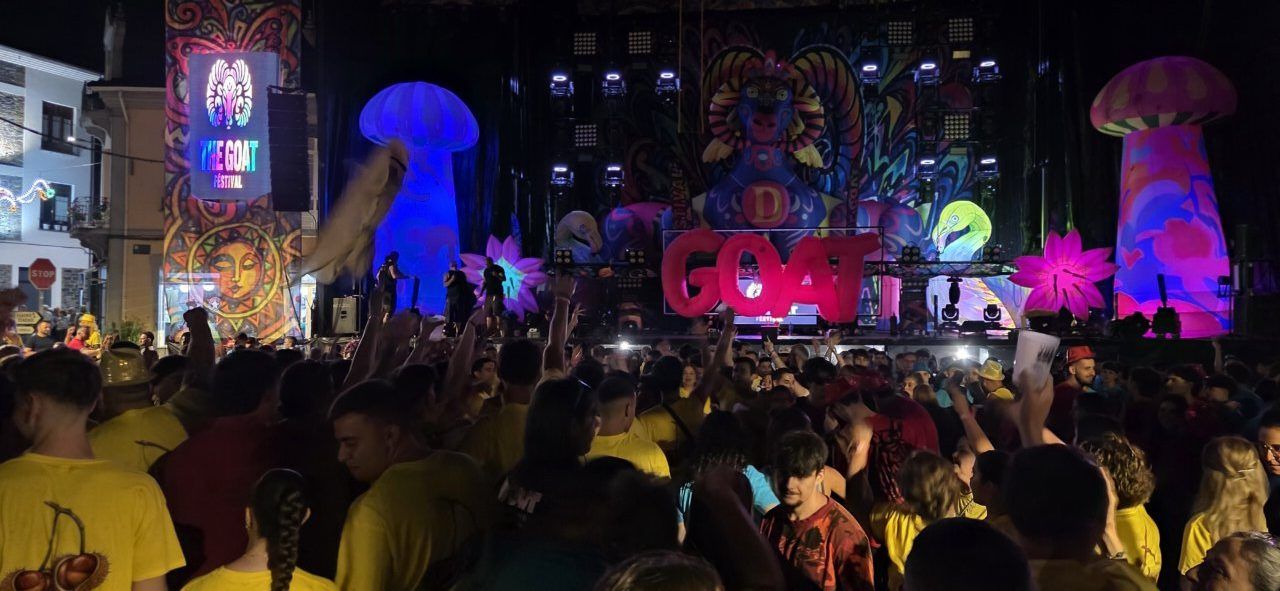 Multitud de personas disfrutando en la IV Quedada de Peñas en Vega de Espinareda.