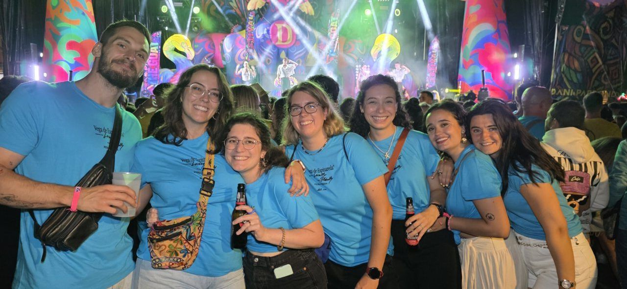 Grupo de amigos disfrutando en la IV Quedada de Peñas en Vega de Espinareda.