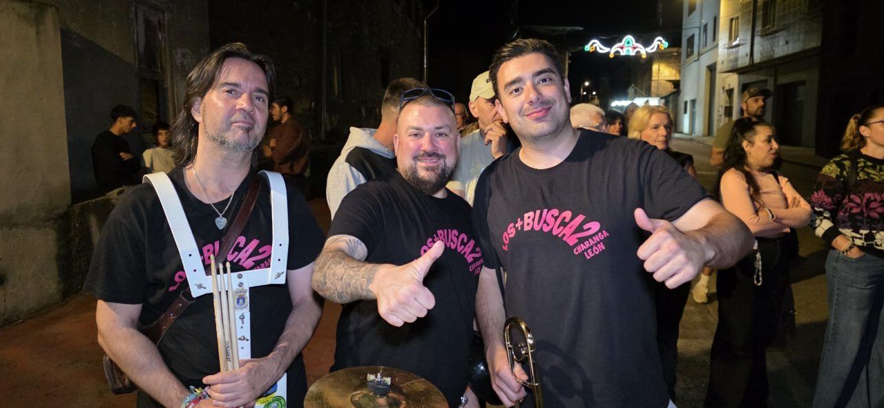 Tres músicos sonrientes en la IV Quedada de Peñas en Vega de Espinareda