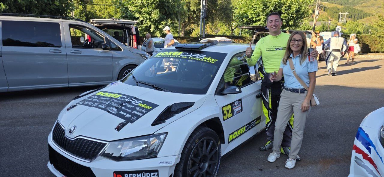 Jonathan Rodríguez posando junto a su coche de carreras en la Subida a Riego de Ambrós