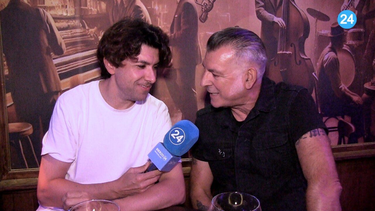 Dos hombres conversando en el Lennon Club de Ponferrada