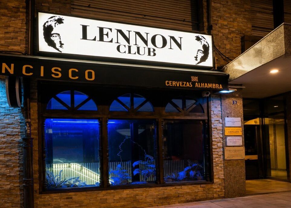 Fachada del Lennon Club en Ponferrada con iluminación nocturna