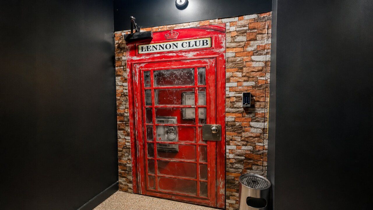 Entrada del Lennon Club, un pub con decoración vintage y elegante.