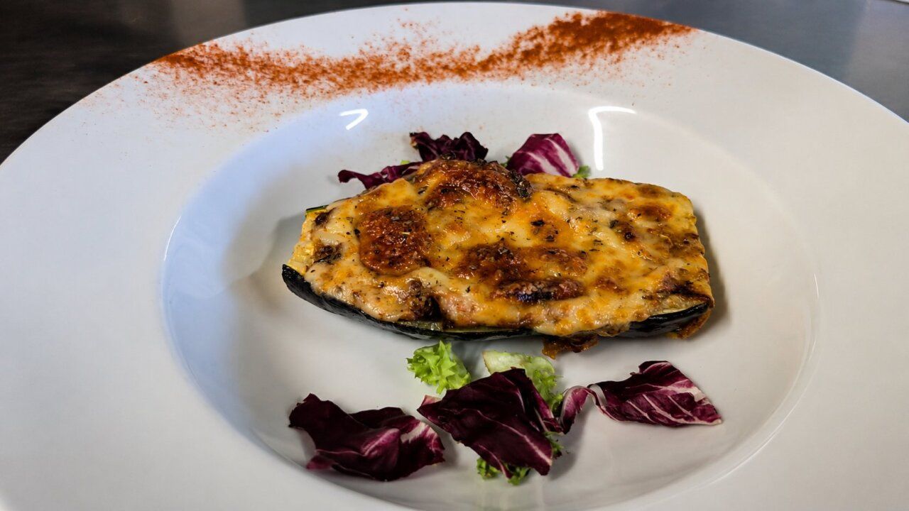 Plato de calabacín relleno gratinado del menú del restaurante Los Rosales