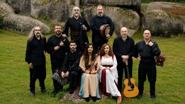 Grupo musical Luar na Lubre en un entorno natural