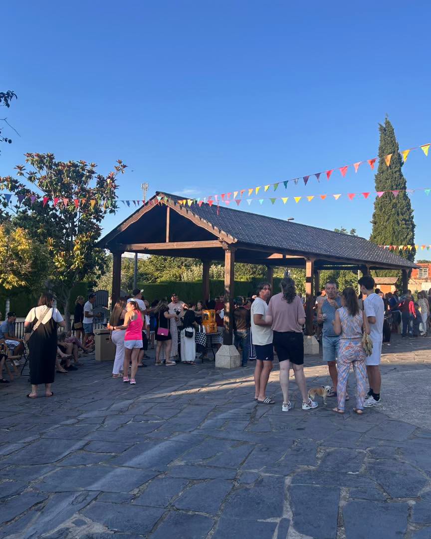 Gente disfrutando de música y baile en Magaz de Arriba