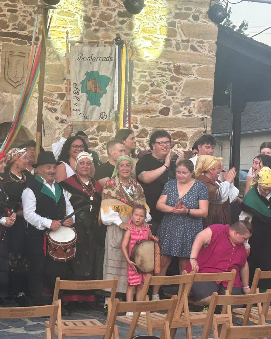 Grupo de personas en Magaz de Arriba durante una jornada cultural de música y baile