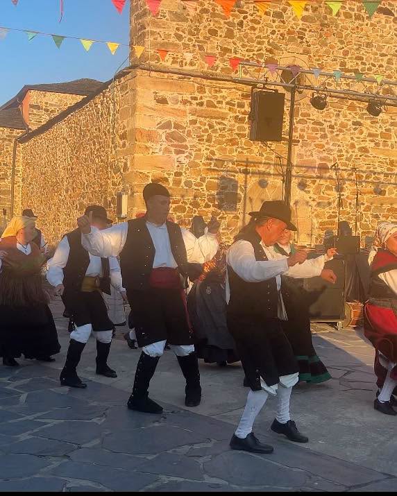 Grupo de personas bailando en una jornada cultural en Magaz de Arriba