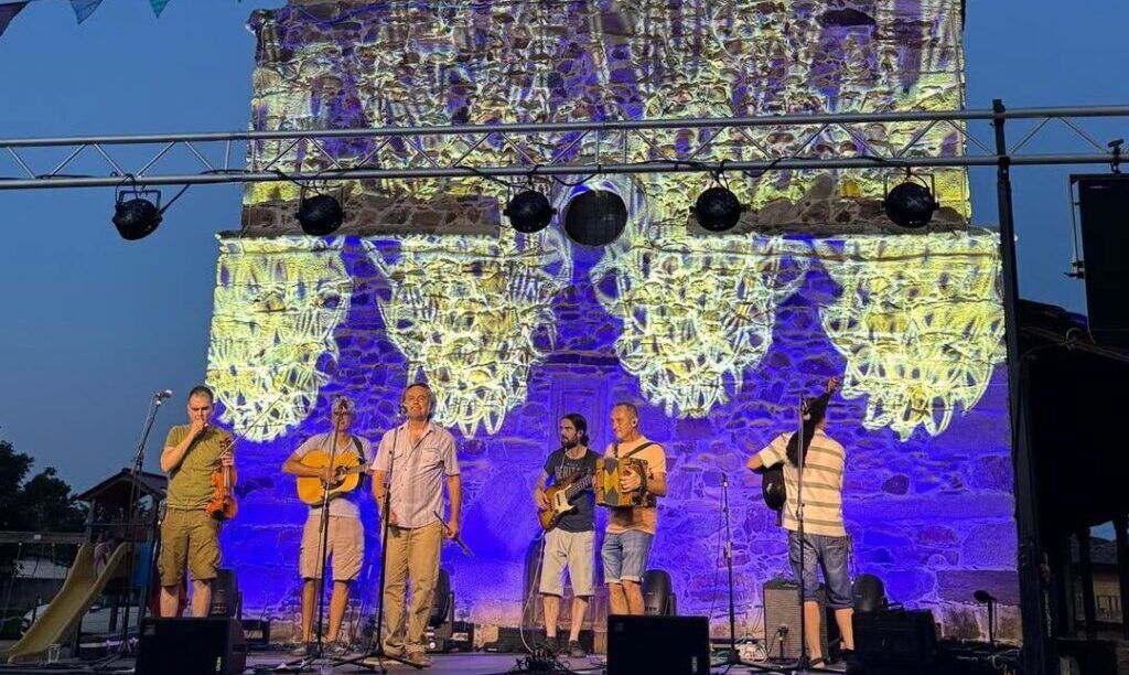 Grupo de músicos en un evento cultural en Magaz de Arriba