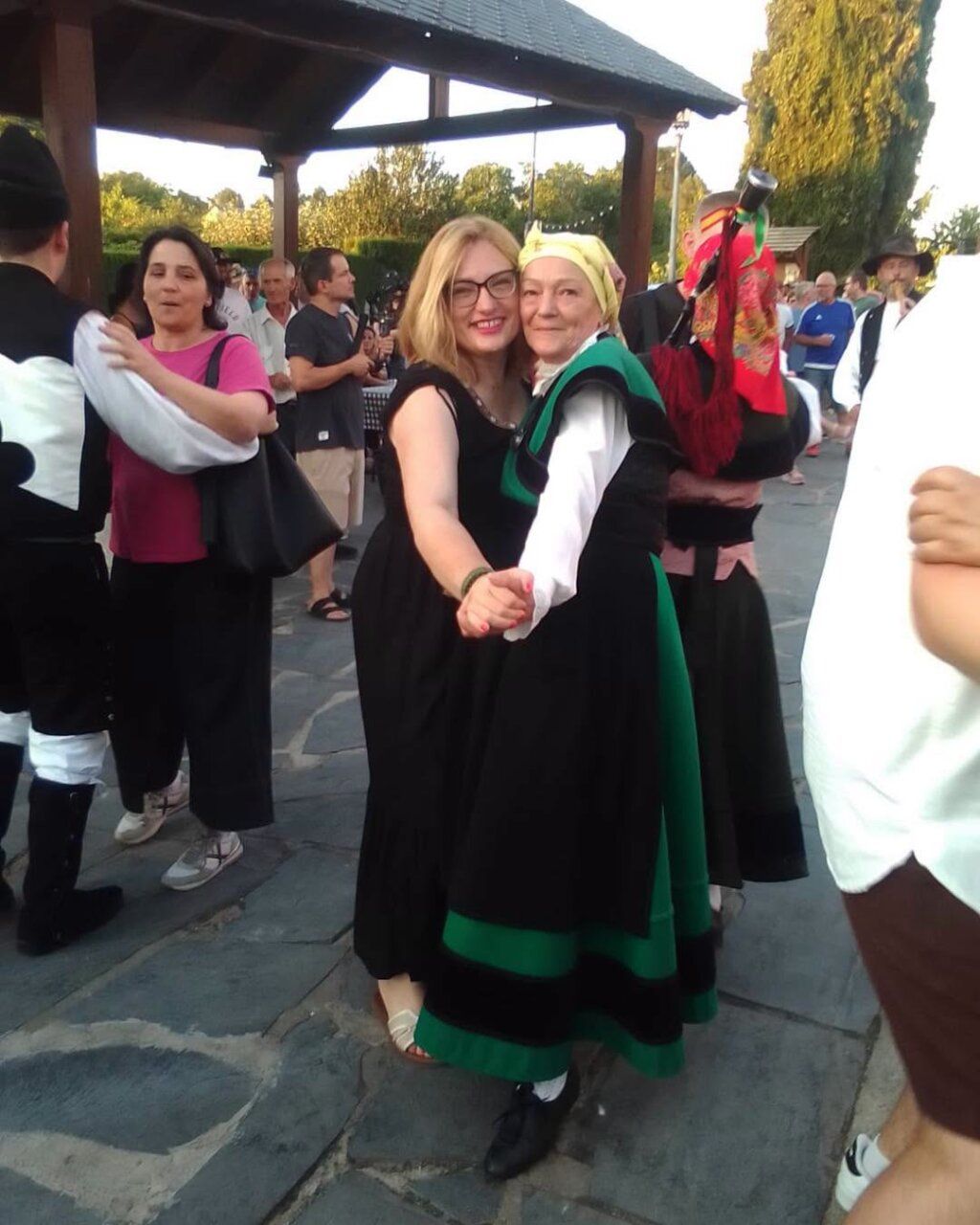 Participantes bailando en la jornada cultural de Magaz de Arriba