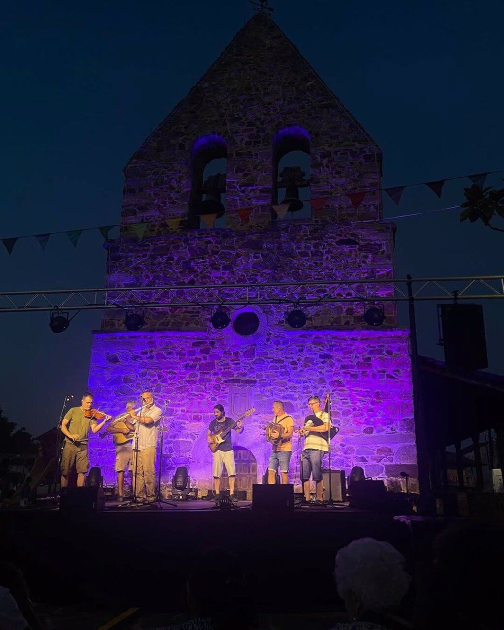 Actuación musical en Magaz de Arriba con luces y banderas
