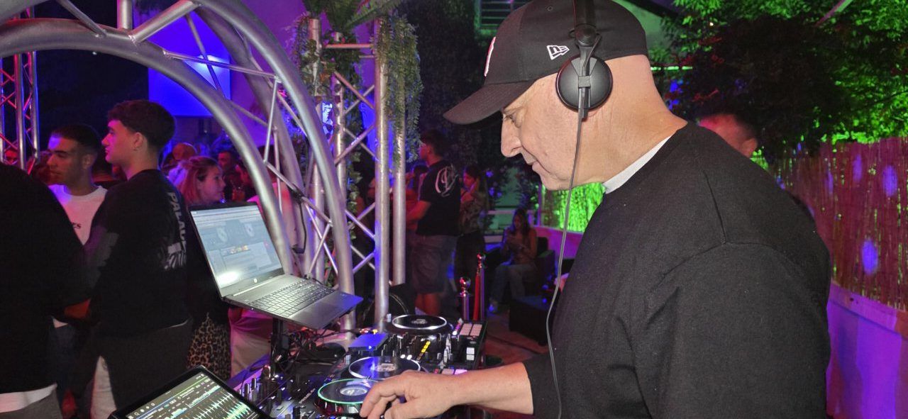 DJ actuando en La Mala Vida Terrace Club durante la noche