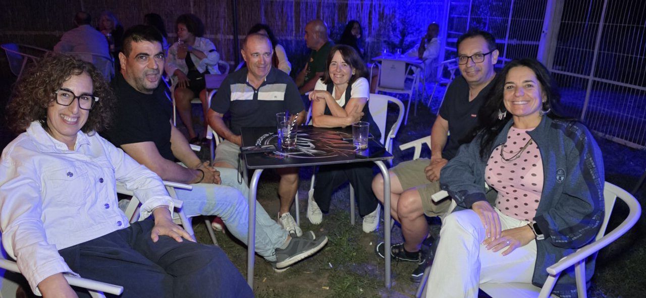 Grupo de amigos disfrutando en La Mala Vida Terrace Club