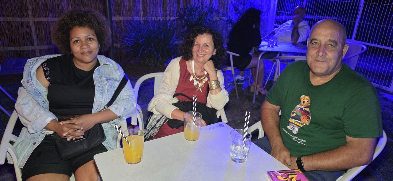 Grupo de amigos disfrutando en La Mala Vida Terrace Club