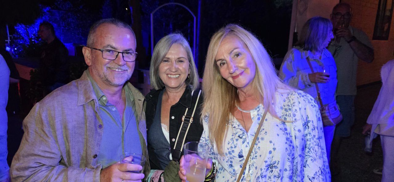 Grupo de amigos disfrutando en La Mala Vida Terrace Club