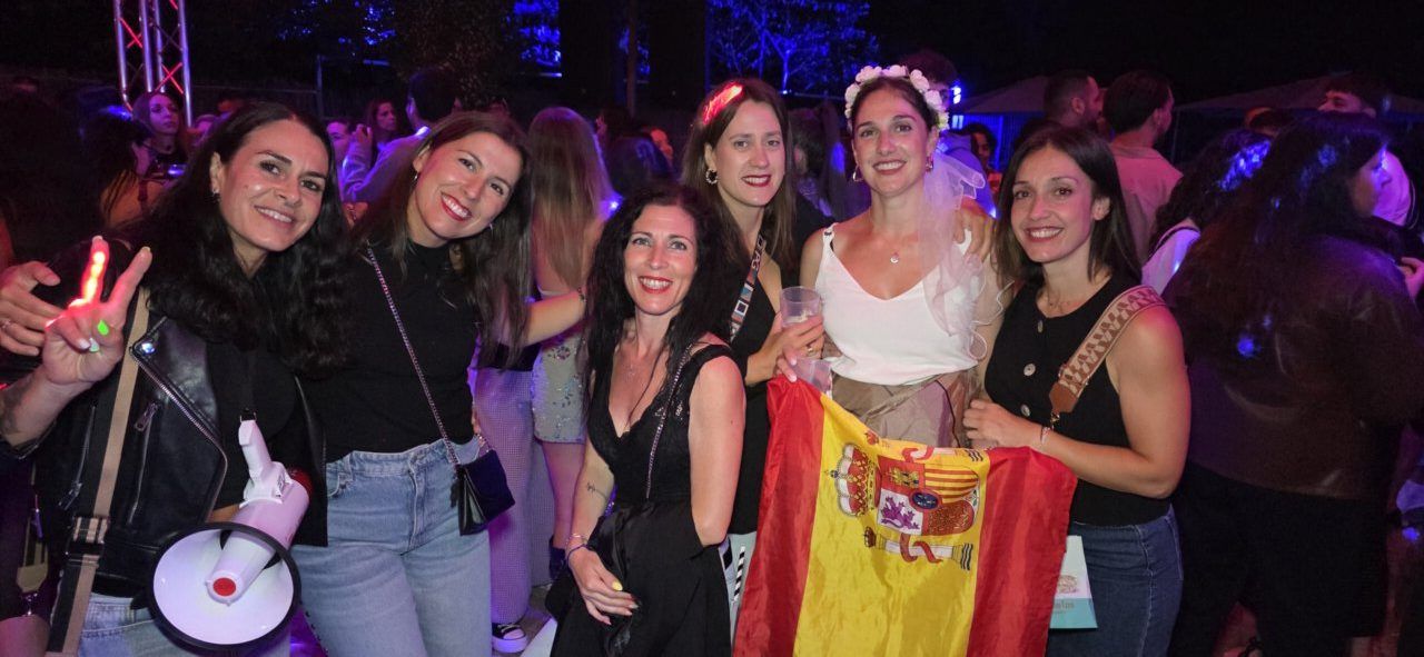 Grupo de amigas disfrutando en La Mala Vida Terrace Club