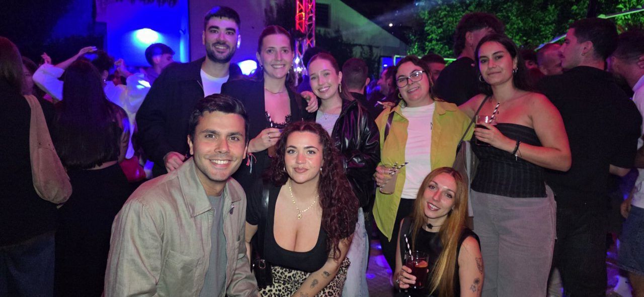Grupo de amigos disfrutando en La Mala Vida Terrace Club