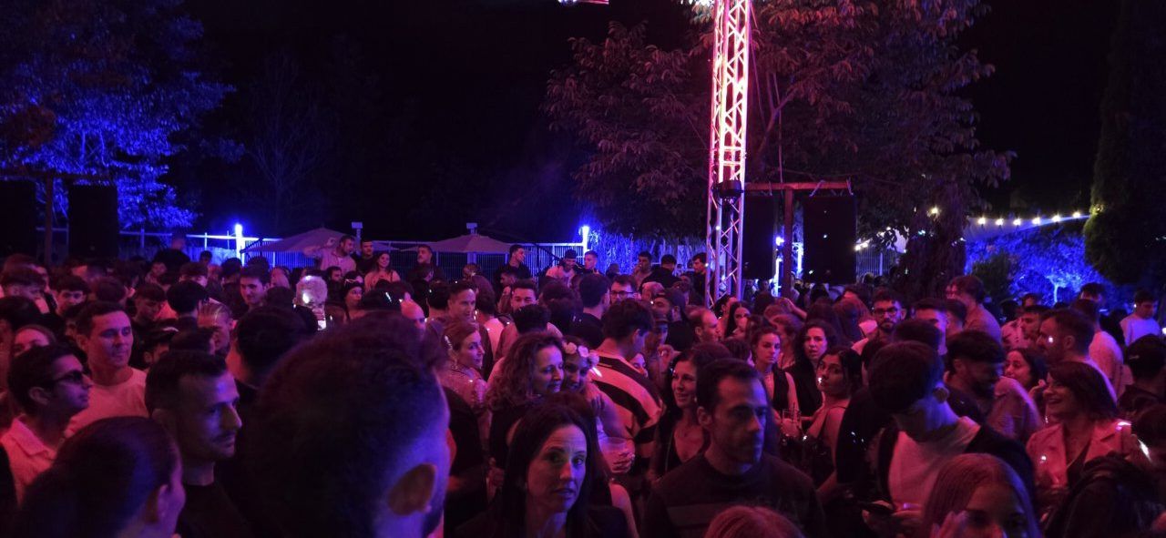 Multitud disfrutando en La Mala Vida Terrace Club durante la noche.