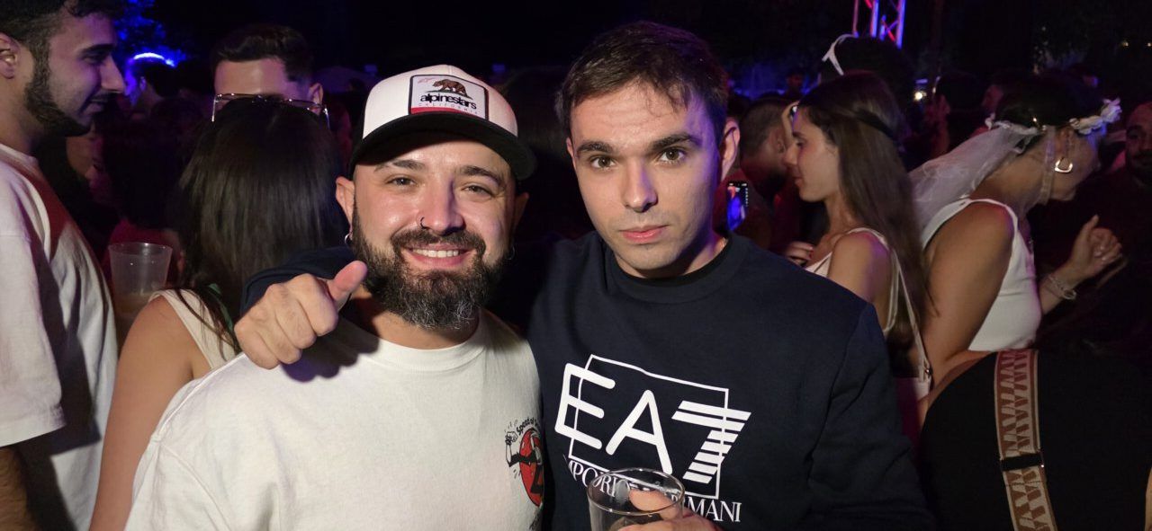 Dos hombres sonriendo en un ambiente festivo en La Mala Vida Terrace Club.