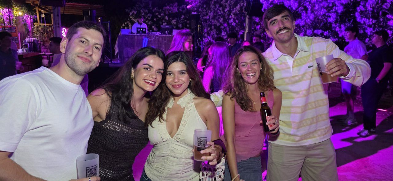 Grupo de amigos disfrutando en una fiesta con luces de colores