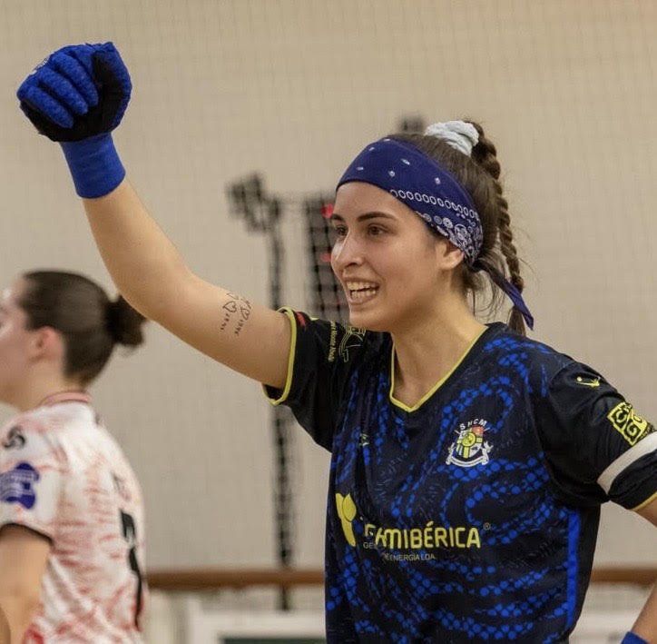Marta Marujo celebrando un momento en el hockey sobre patines