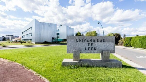 Entrada de la Universidad de León con su letrero visible