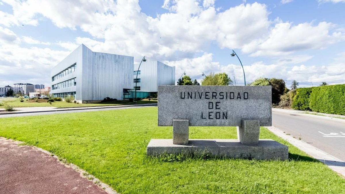 Entrada de la Universidad de León con su letrero visible