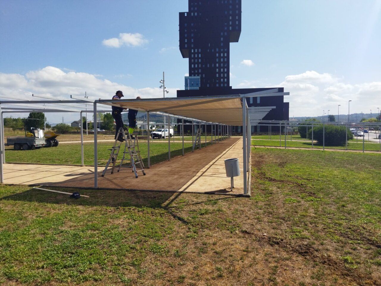 Trabajadores instalando una nueva zona de sombras en el Parque del Oeste