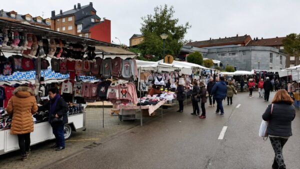 Vista del mercadillo de verano en Bembibre con varios puestos de ropa.