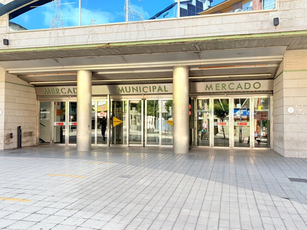 Entrada del Mercado de Abastos en Ponferrada con puertas de cristal