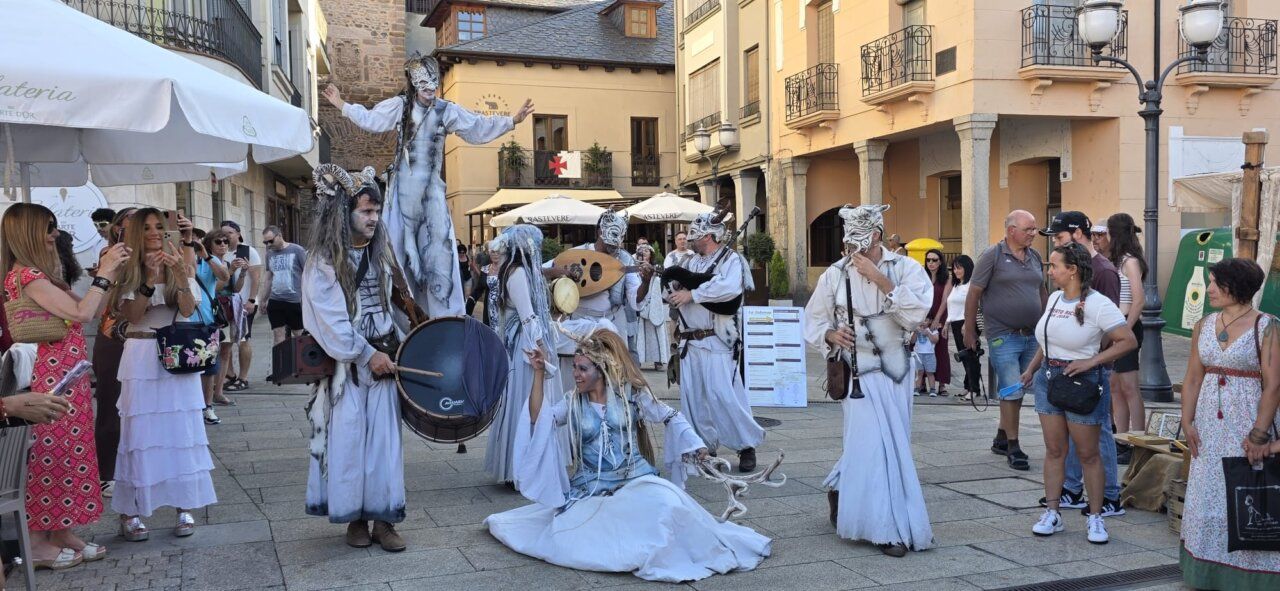 Actuación de artistas en un mercado medieval con vestimenta tradicional.