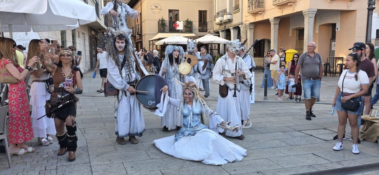 Grupo de personas disfrazadas en un mercado medieval