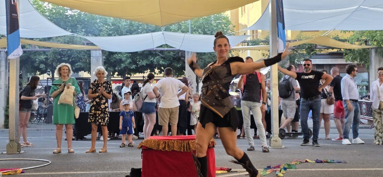 Artista en un mercado medieval realizando una actuación en la calle.