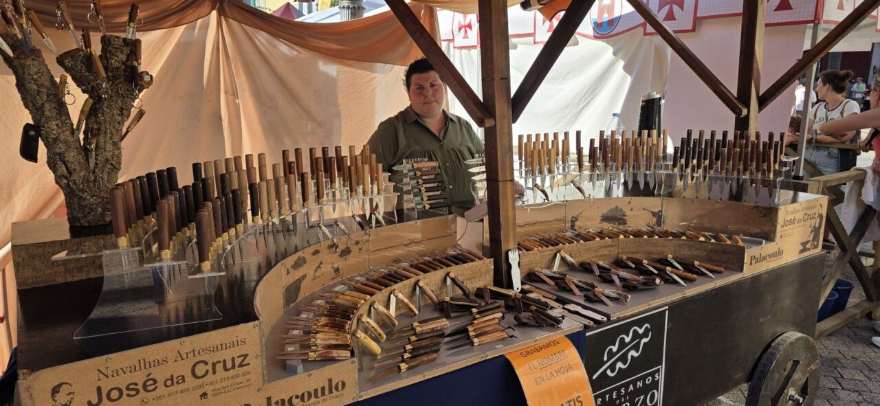 Stand de cuchillos artesanales en un mercado medieval