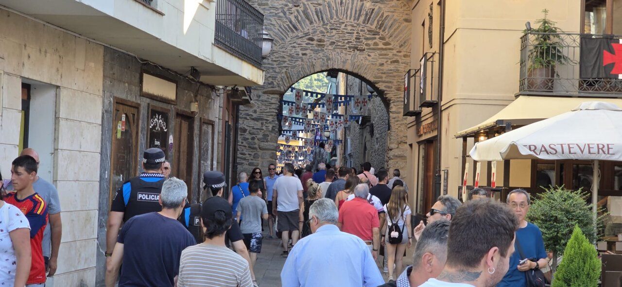 Multitud de personas en un mercado medieval con decoraciones