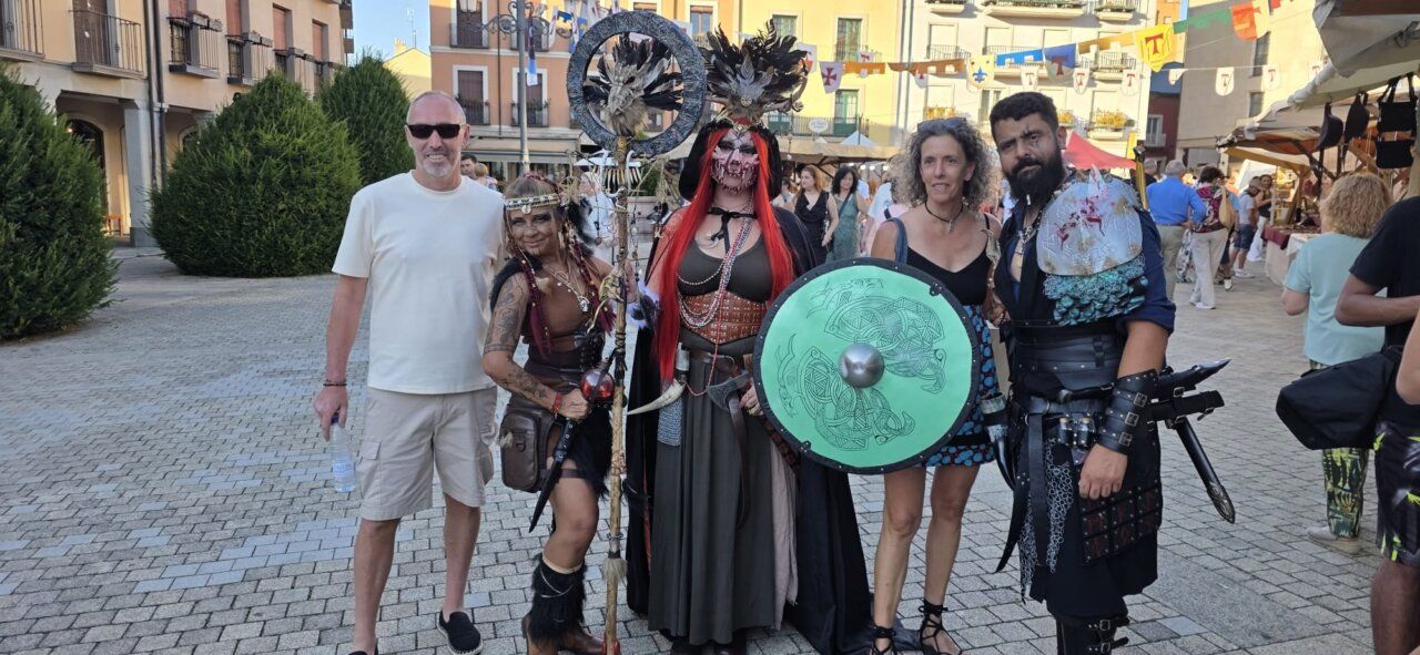 Grupo de personas disfrazadas en un mercado medieval