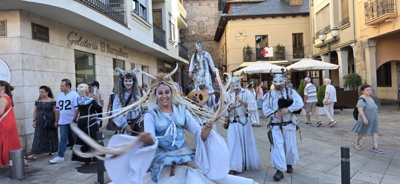 Personajes medievales en un mercado con vestimenta tradicional