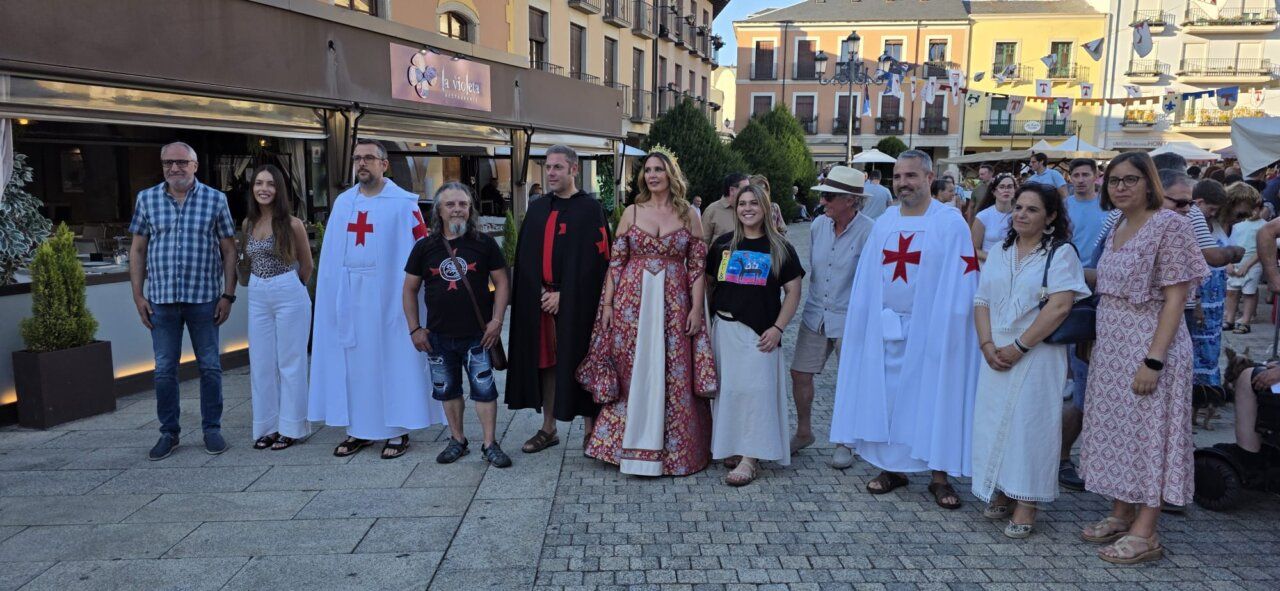 Grupo de personas en vestimenta medieval en un mercado